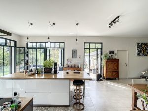 Maison récente de 163m2, plain-pied, avec un fort potentiel d&rsquo;agrandissement,  terrain de 1794m2, 5 pièces, 4 chambres.  Au calme dans un bel environnement . Chauffage basse consommation.