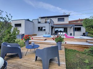 A 10 km de Lyon, Maison en parfait état de 156m2, 6 pièces, 4 chambres + Garage sur un terrain de 700m2 avec piscine sur la commune de Limonest