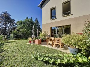 Maison récente à 5 minute à pied du centre de Champagne Au Mont D&rsquo;or 4 pièces, 89 m2 avec un bel extérieur aménagé, garage, prestations de qualité, au calme.