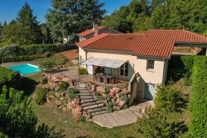 Maison de 158m2 avec vue exceptionnelle et centre village, 5 pièces, 4 chambres sur son terrain de 1500m2, pas de travaux à prévoir!