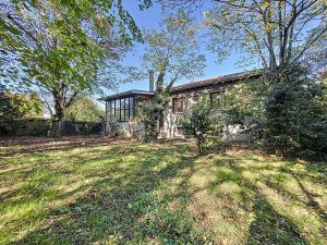 Maison de 188m2 sur terrain de 1040m2, secteur idéal, proche des commodités, fort potentiel et charme.