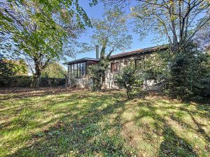 Maison de 188m2 sur terrain de 1040m2, secteur idéal, proche des commodités, fort potentiel et charme.