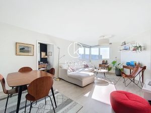 À 8 minutes de gare de Vaise, dans la tour panoramique du 9ème arrondissement de Lyon, appartement  au 5ème étage, 4 pièces, 3 chambre, avec une vue imprenable sur Fourvière, 92,75 m2 avec cave et place de parking (Garage possible en sus)