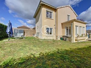 À seulement 13 km du centre-ville de Lyon, sur la commune de Craponne, maison mitoyenne entièrement rénovée de 95,63 m2, 4 pièces, 3 chambres, 2 salles d&rsquo;eau, jardin de 105m2, 2 places de parking