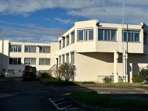 ÉTAGE COMPLET DE BUREAUX CLOISONNÉS , ENVIRON 770 m²  AU 1ER ETAGE – accès PMR – PARKING PRIVÉ