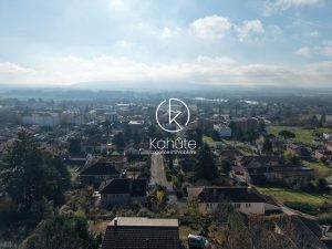 Terrain de 944 m2 avec vue panoramique situé à Trévoux, CES de 20%, quartier résidentiel et calme, proche des commodités.