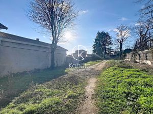 Terrain viabilisé de 911m2, centre de Champagne-au-Mont-d&rsquo;Or, proche des commodités et des transports, au calme ( permis  de construire accordés ).