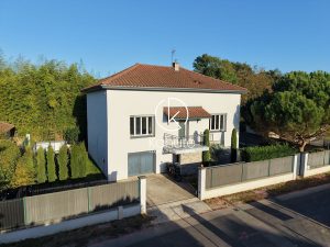 À 30 min de Lyon, au centre de la commune de Parcieux, Maison climatisée d&rsquo;environ 158 m2, 6 pièces, 4 chambres sur un terrain de 409 m2, avec grand garage et terrain de pétanque.