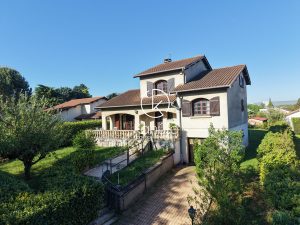 À seulement 10 minutes de Gare de Vaise, sur la commune de Champagne au Mont d&rsquo;Or, maison familiale de 116,24m2, sur un terrain plat de 803m2, Grand garage de 30m2 + Sous-Sol semi enterré de 56 M2. Proche des commodités.