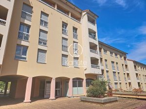 Plein coeur Saint Just  studio  de 18 m² plus réserve  de 31 m² dans belle résidence