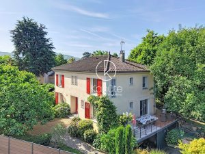 À seulement 20 km du centre-ville de Lyon, sur la commune des Chères, maison de 6 pièce(s) 185 m2, 4 chambres, 1200m2 de terrain, piscine, sous-sol et cave, garage, places de stationnement