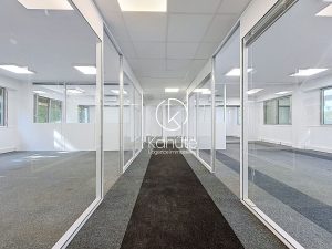 À deux pas du centre d&rsquo;Ecully, au Rez de chaussez, Bureaux de 120 m2, lumineux, climatisés, disponible immédiatement ,3 places de stationnement