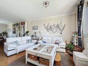 Appartement Champagne Au Mont D Or 7 pièce(s) 135 m2, 4 chambres et 1 bureau, 2 caves, 1 parking et 1 garage
