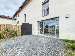 à 20 minutes de Lyon, Appartement Lentilly 4 pièce(s), triplex de 91m², 3 chambres, extérieur privatif, 2 places de stationnement